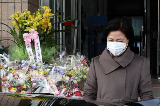 사진설명추미애 법무부 장관이 2일 오후 정부과천청사에서 점심을 위해 외출하고 있다. [ 연합 뉴스]